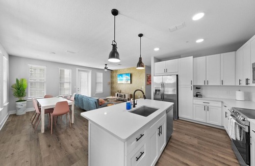 Southside Apartment | Paradise Escape: Stylish 3BR/2BA with Pool & Gym