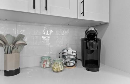 Southside Apartment | Paradise Escape: Stylish 3BR/2BA with Pool & Gym
