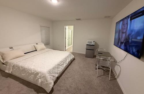 Port Charlotte House | Paradise Master Room