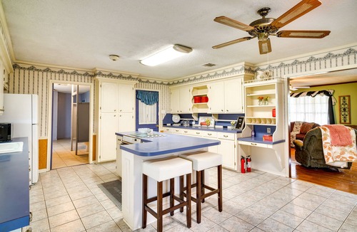 Lake Charles House | Patio & Grill! Charming 'Lake Charles Landing Pad'