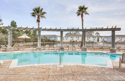 Thomas Drive House | PCB Townhome with Deck and Pool Access 3 Mi to Beach!