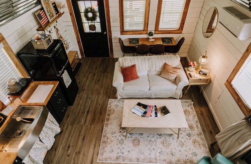 Lakeland Cottage | Peaceful 2-bedroom Tiny House with private parking lot in charming Lakeland