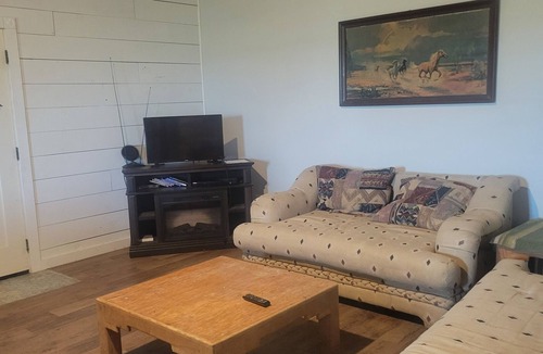 West Cabin | Peaceful country relaxing within 15 minutes of Waco and Magnolia.