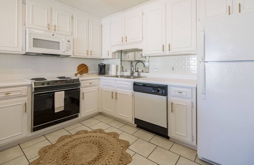 Summer Breeze Condo | Peaceful Gated Resort-4 Min Walk To Beach! Snowbirds Welcome!