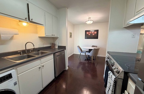 Hyde Park Condo | Peaceful Hyde Park Condo Near UT/Moody with Free Parking, Fast WiFi, King Bed