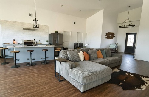 Eureka House | Peaceful lakefront retreat on Richland Chambers Lake! 🌅 Enjoy breathtaking views, games galore, a cozy firepit under the stars, a telescope for stargazing 🔭, a popcorn machine for movie nights 🍿, and plenty of space to relax on a private 4.3-acre