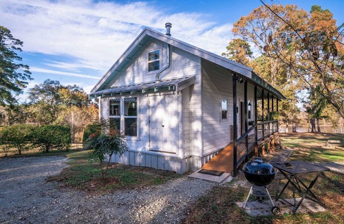 Ore City Cottage | Peaceful Lakeside Escape - Sunrise Views - Lake O’ the Pines