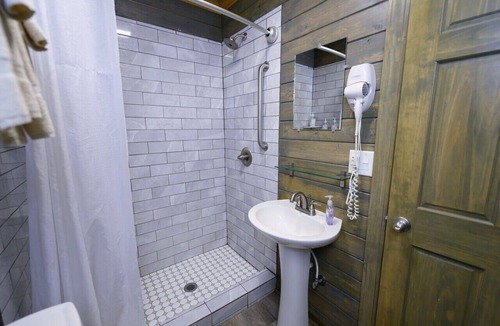 Lake Village Condo | Peaceful Orchard Getaway! High-Speed Internet!