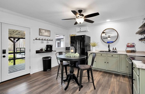 Montgomery Cottage | Peaceful Romantic Cottage with Fire Pit and Pond Near Lake Conroe
