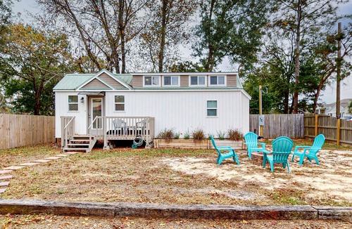 Navarre House | Peaceful & sun-soaked getaway with fire pit & W/D - near beaches, trails, & golf