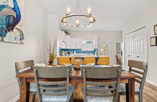 Lake Charles House | Peacock Palace Townhome - Near Casinos & Golf - Sleeps 8