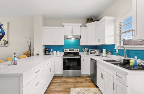 Lake Charles House | Peacock Palace Townhome - Near Casinos & Golf - Sleeps 8