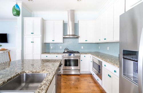 Watercolor House | Pearl by AvantStay | Idyllic Seaside Getaway w/2 Large Decks & Lush Garden