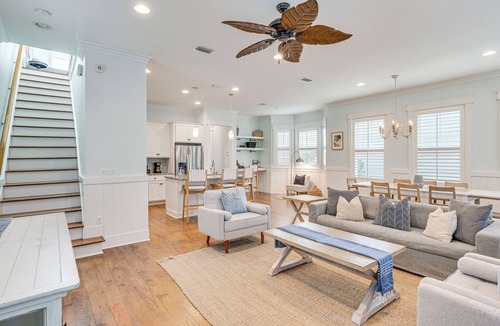 Watercolor House | Pearl by AvantStay | Idyllic Seaside Getaway w/2 Large Decks & Lush Garden