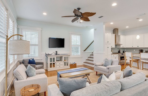 Watercolor House | Pearl by AvantStay | Idyllic Seaside Getaway w/2 Large Decks & Lush Garden