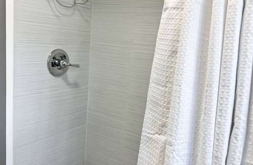 North Miami House | Pearl Suite