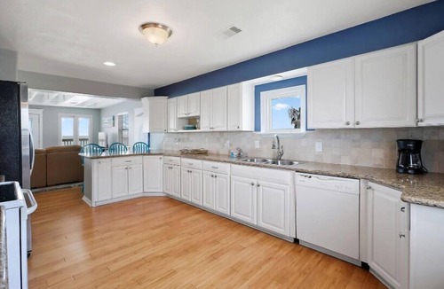 El Lago House | Pelican's Landing-Waterfront Home Close To Kemah Boardwalk!