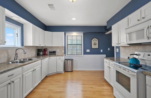El Lago House | Pelican's Landing-Waterfront Home Close To Kemah Boardwalk!