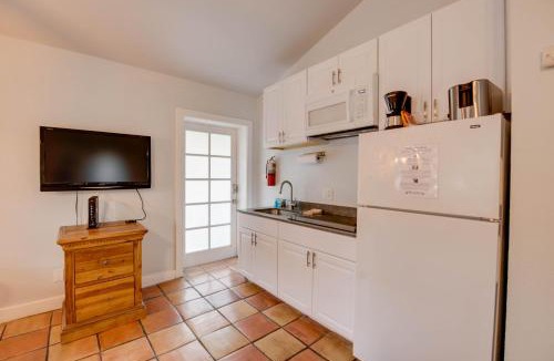 Uptown - Upper Duval House | Pelican Suite | Cozy Cottage, Hot Tubs, Close to D