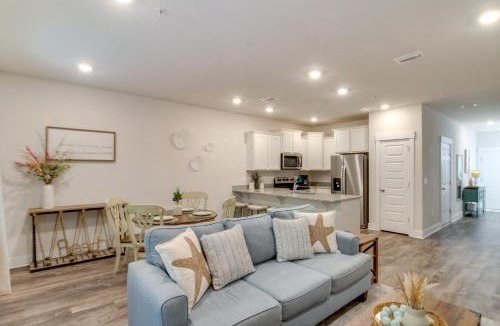 Pine Forest House | Pensacola Retreat with Pool Access, 20 Mi to Beach