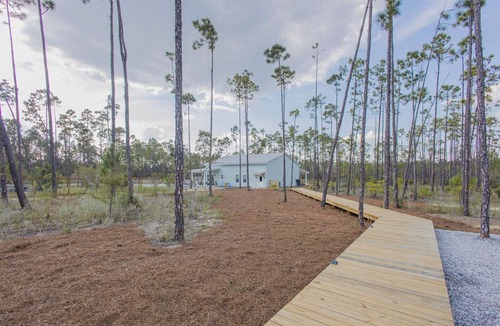 Thomas Drive House | Perfect 2-bedroom tiny house with pickleball courts in Panama City.