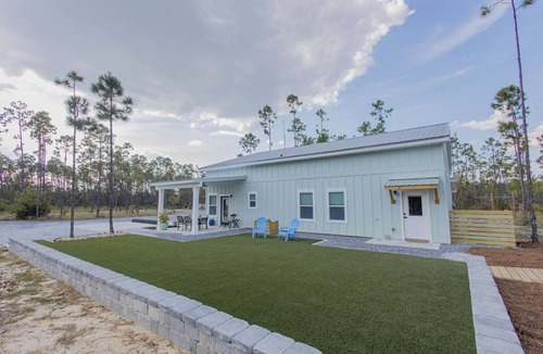 Thomas Drive House | Perfect 2-bedroom tiny house with pickleball courts in Panama City.
