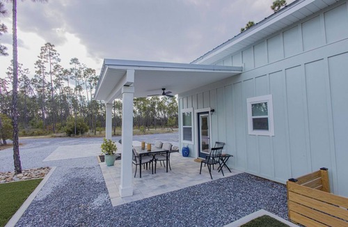 Thomas Drive House | Perfect 2-bedroom tiny house with pickleball courts in Panama City.