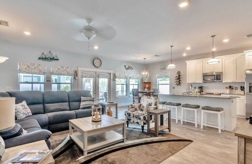 Riviera Beach House | Perfect Beach Home with Private Pool - 21yo & UP