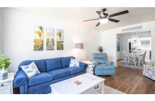 Gulfport Cottage | Perfect Getaway walk2beach+screened patio+yard+bbq+pacman+pingpong+foosball