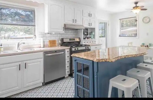 Gulfport Cottage | Perfect Getaway walk2beach+screened patio+yard+bbq+pacman+pingpong+foosball