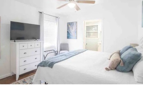 Gulfport Cottage | Perfect Getaway walk2beach+screened patio+yard+bbq+pacman+pingpong+foosball