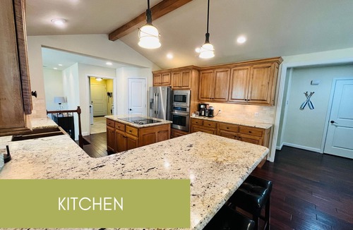 Enchanted Oaks House | Perfect lake escape with friends and family - activities and easy lake access!