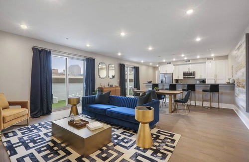 Central Business District Apartment | ⛳️ PERFECT PENTHOUSE! Downtown, Secluded Terrace PUTT-PUTT, PING PONG, OUTDOOR CHESS+CHECKERS!