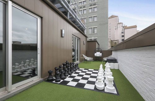 Central Business District Apartment | ⛳️ PERFECT PENTHOUSE! Downtown, Secluded Terrace PUTT-PUTT, PING PONG, OUTDOOR CHESS+CHECKERS!