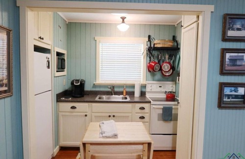 Marshall Cabin | Persimmon Place cozy cabin with AC in Marshall - Perfect for a relaxing getaway