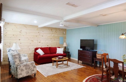 Marshall Cabin | Persimmon Place cozy cabin with AC in Marshall - Perfect for a relaxing getaway