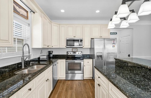 Holiday Beach House | Pet Friendly Beach House - Sunset Escape