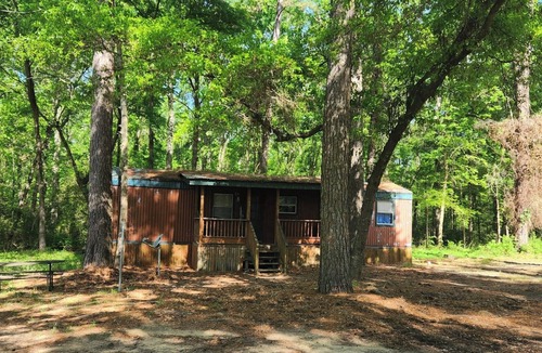 Coushatta Cabin | Pet friendly Lake View Cabin Rental near Coushatta, LA!