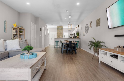 Miramar Beach House | Pet-Friendly, Pool View, 5-Min Walk to Beach & minute to Shops and outlet