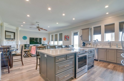 Lakeview  Jefferson County House | Pet-Friendly Port Arthur Retreat w/Fishing Pier!