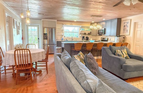 St. George Island House | Pet Friendly Sleeps 9 Golf Cart Hot Tub - Weekly Discounts