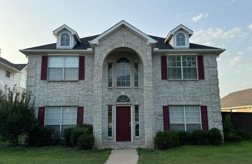 Valley Ranch House | Pet friendly Spacious 4 Bedroom home with large, fenced backyard, located to DFW airport, restaurants and shops