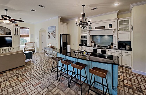 Summer Breeze House | PET FRIENDLY! PRIVATE HOT TUB! Up to 13 Guests! Minutes to Pier Park and 30A!