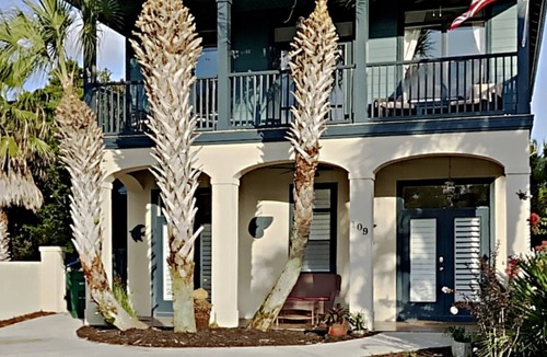 Summer Breeze House | PET FRIENDLY! PRIVATE HOT TUB! Up to 13 Guests! Minutes to Pier Park and 30A!