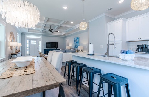 Sunnyside House | Pet Friendly w/Fenced Backyard, Pool & Beach + Free Attraction Tickets!