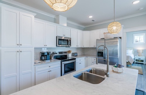 Sunnyside House | Pet Friendly w/Fenced Backyard, Pool & Beach + Free Attraction Tickets!