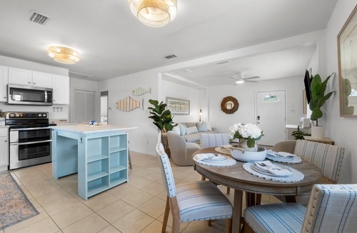 Kiska Beach House | PET FRIENDLY! CLOSE TO 3 BEACH ACCESS POINTS! PRIVATE POOL! 6 SEATER GOLF CART AVAILABLE! 4/2 BUNGALOW SLEEPS 10!