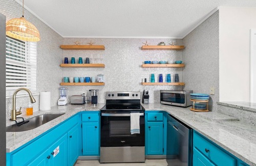 Bahama Beach Condo | Pets Welcome-Free Covered Parking-WiFi-Beach & Sunsets
