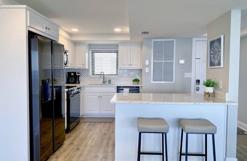 Thomas Drive Condo | Picturesque Beachfront Condo- Spacious Balcony, 2BD/2BA, Pool & Tiki Bar