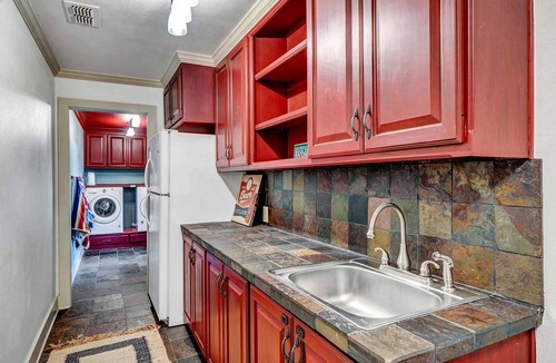 Tyler House | Piece of Paradise: Pool, Hot-Tub, Pickleball, 2-Acre, Pond, Privacy